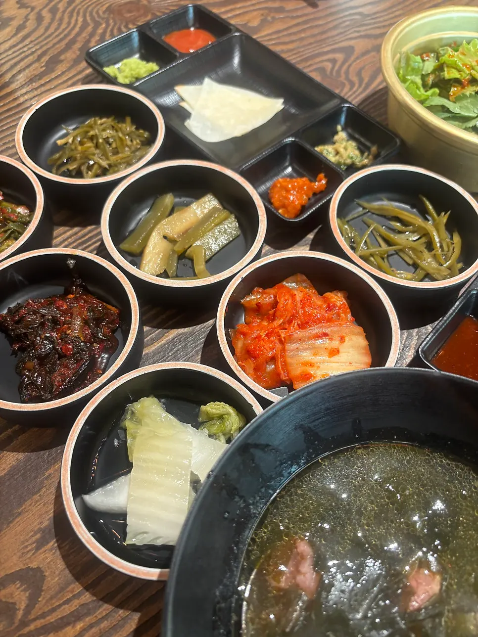 소고기 미역국과 밑반찬 한상