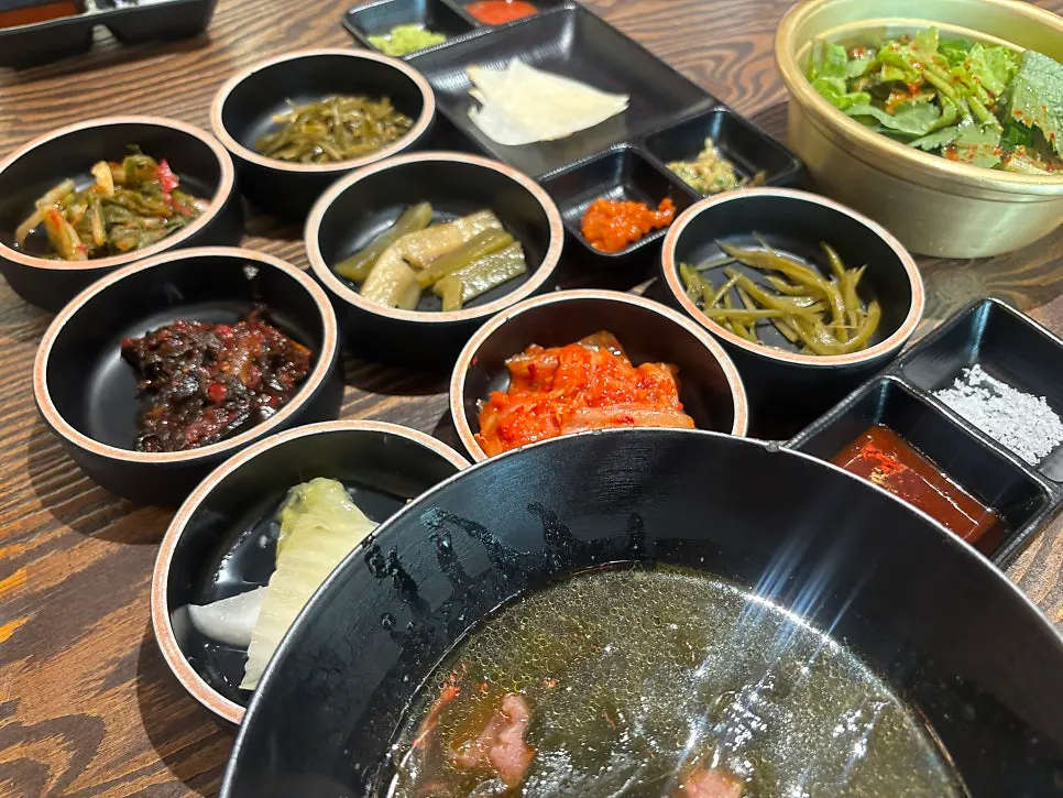 창가 테이블에 차려진 밑반찬
