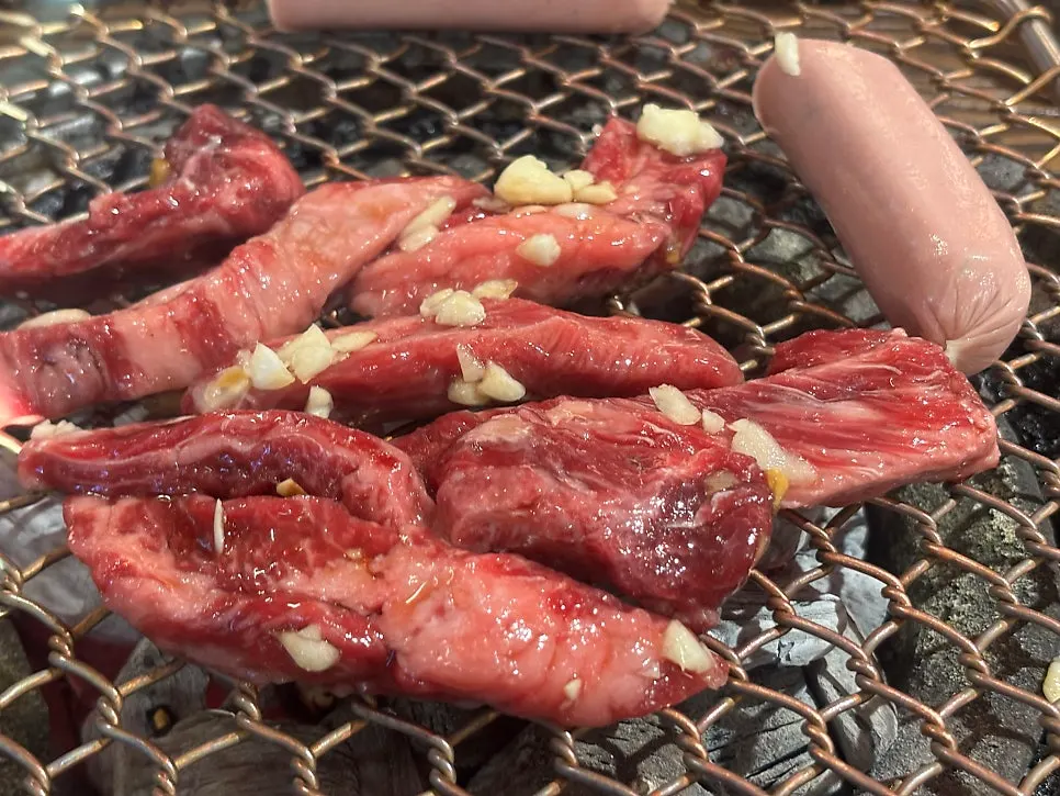 마늘이 올라간 소갈비 굽는 모습