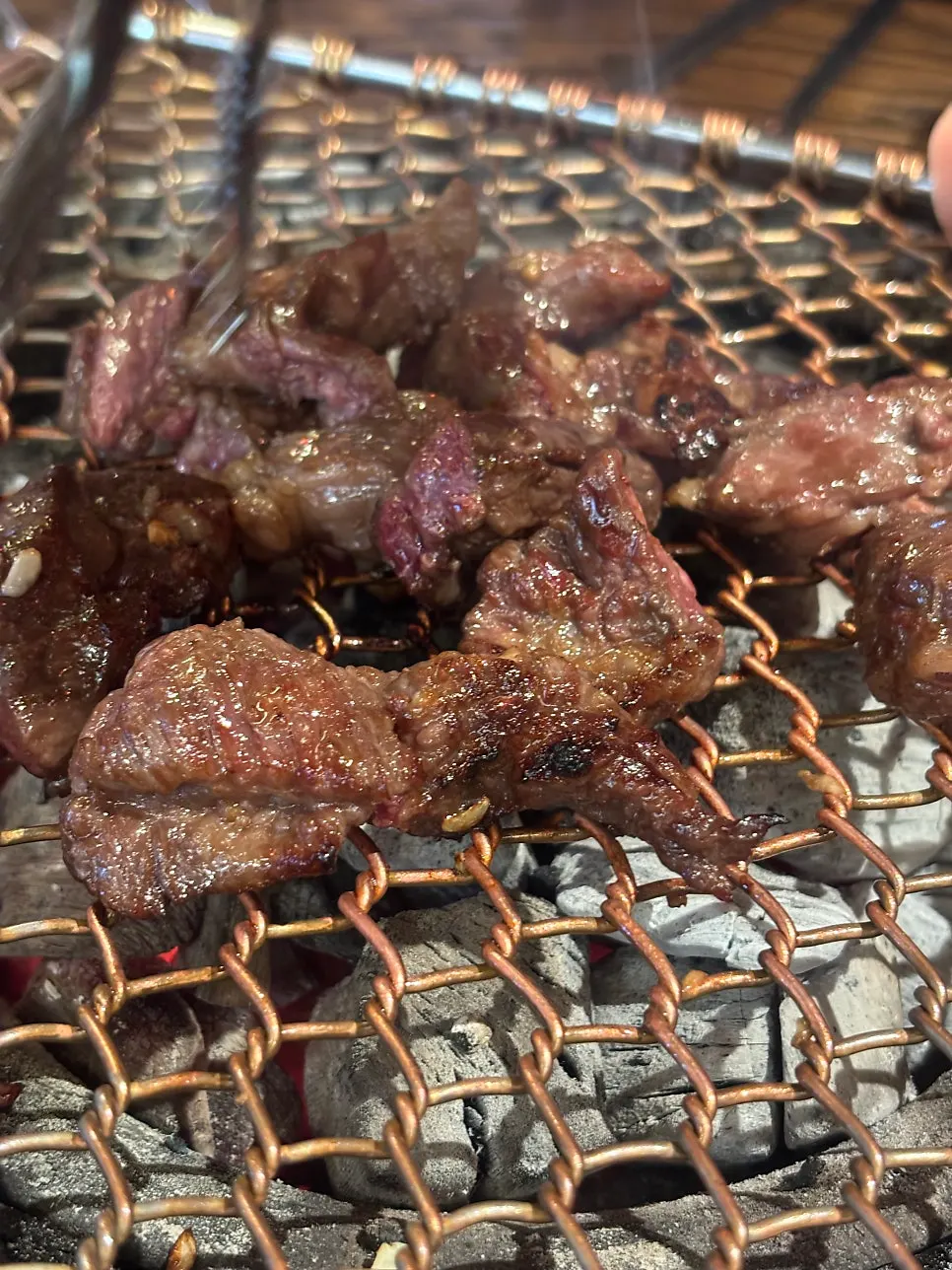 다 구워진 숯불 소갈비 한 점