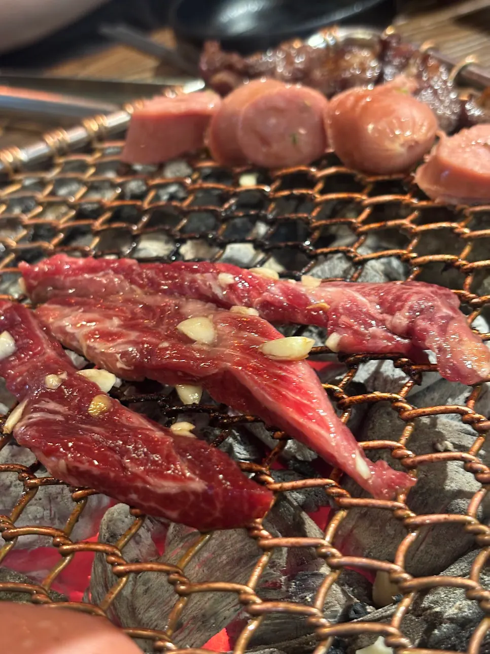 서비스로 나온 닭고기 접시