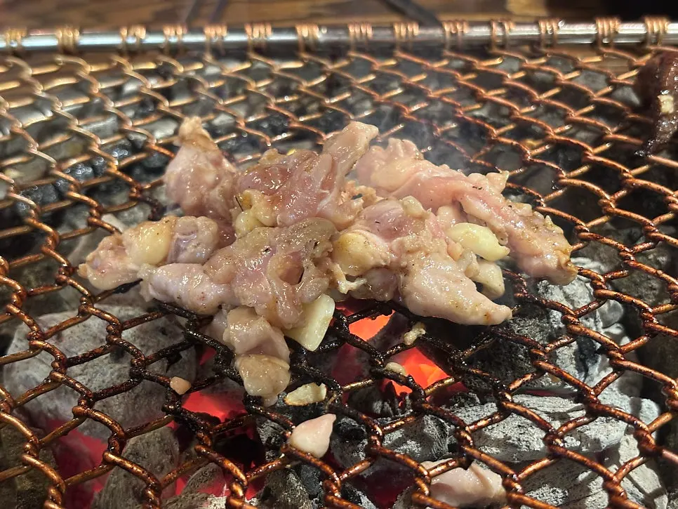 마늘기름장 그릇에 구운 닭고기