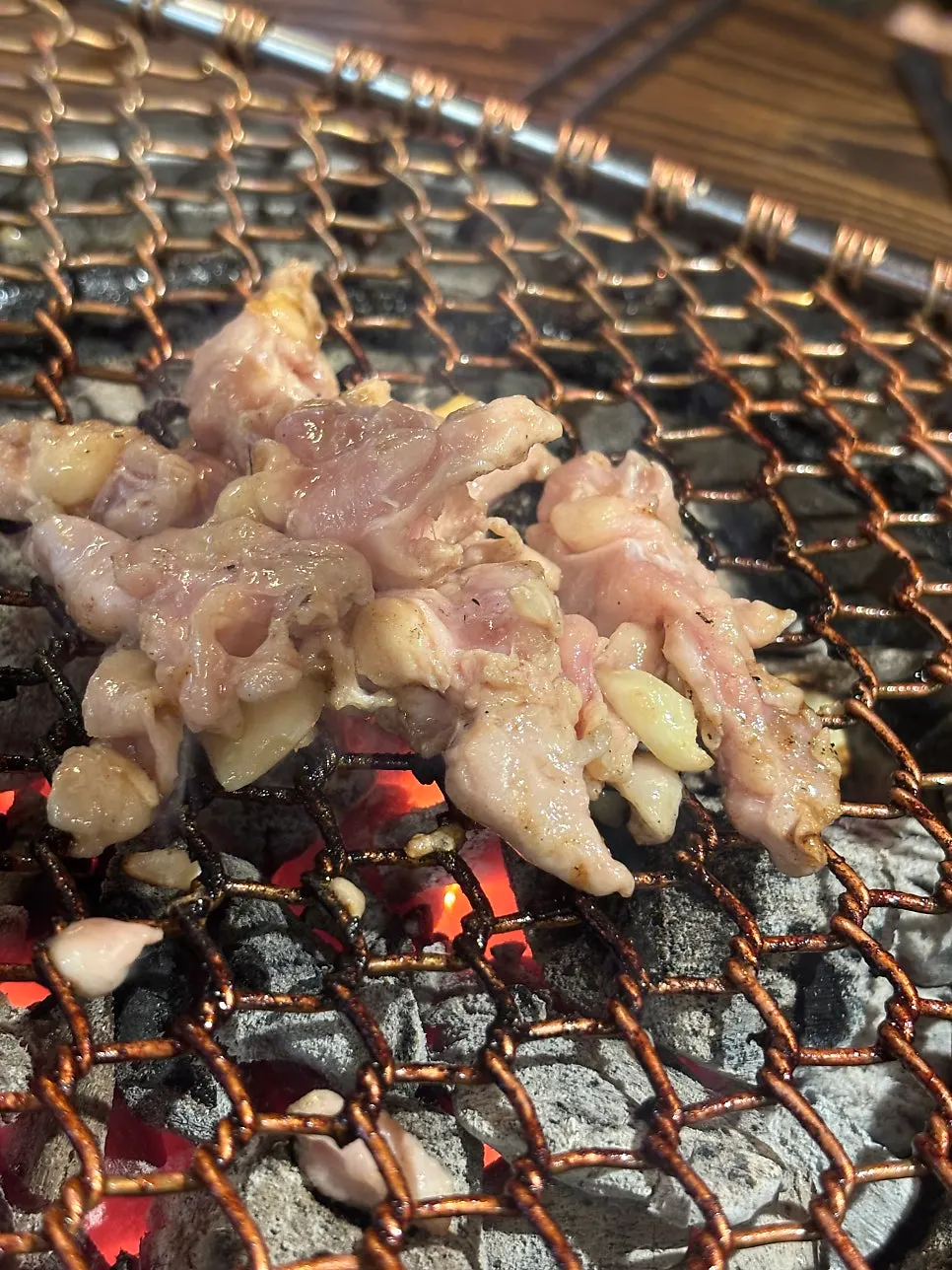 불판 위 서비스 닭고기 굽는 모습