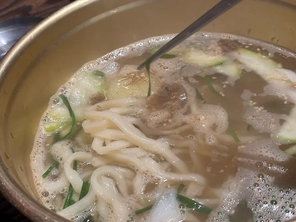 옛날 시장 스타일 칼국수 국물