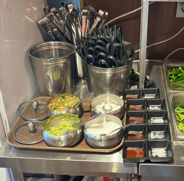 양념과 반찬, 야채가 놓인 셀프바