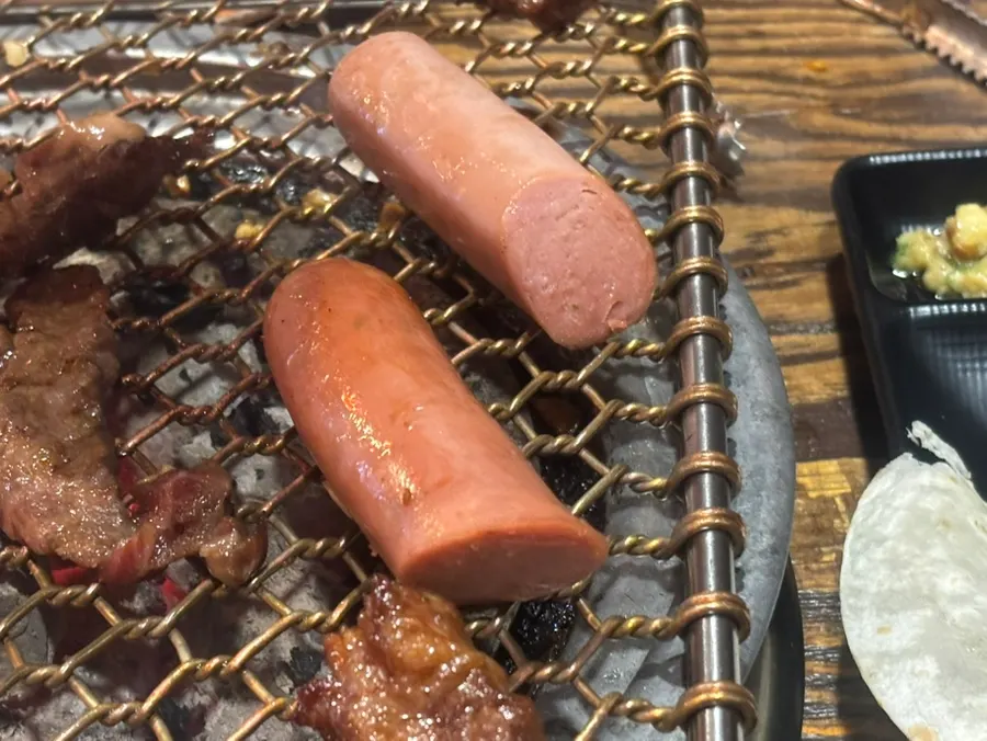 불판에 구운 또띠아에 올린 양념 소갈비