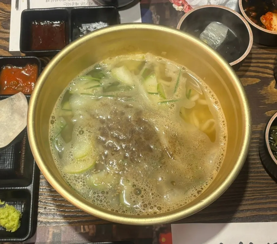 함께 구워 먹는 통통한 수제 소시지
