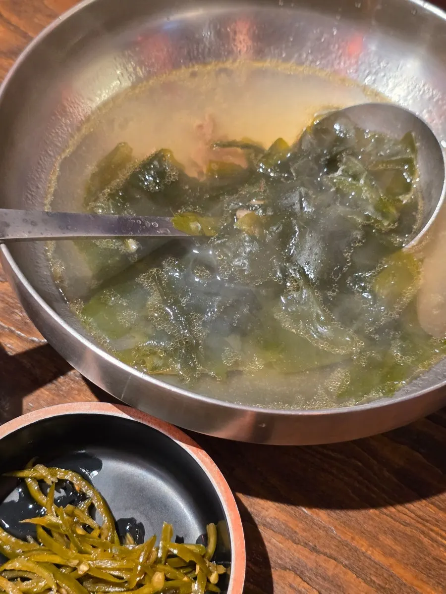 肉入りワカメスープと副菜