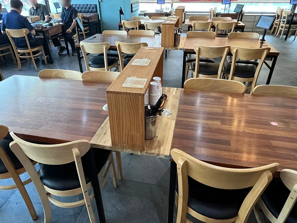 Spacious dining area at Pyeonbaekrim