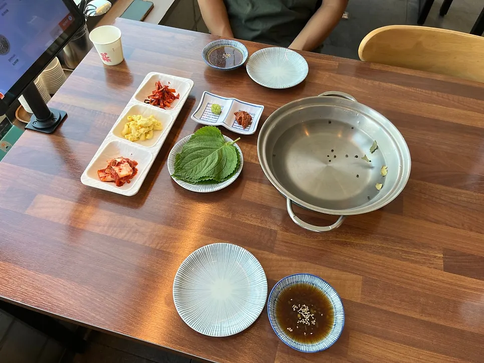 Basic side-dish spread at Pyeonbaekrim