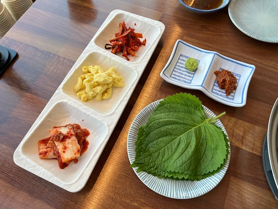 Basic side dishes at Pyeonbaekrim