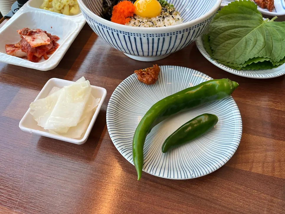 Side dishes at the Pyeonbaekrim self-service bar