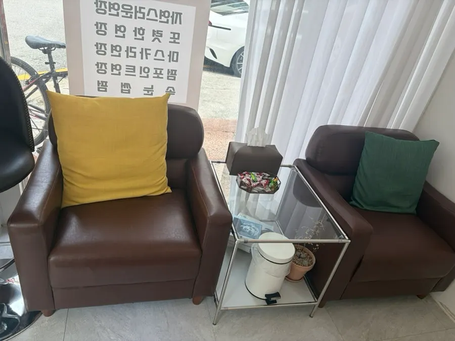 Banana Brow waiting area