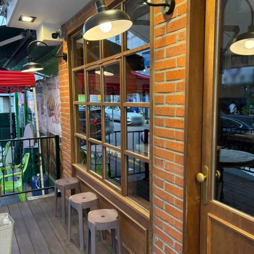 Interior seating at Bologna Daejeon Dunsan Branch