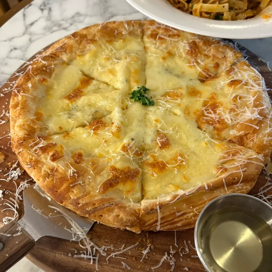 Bologna's gorgonzola pizza with honey