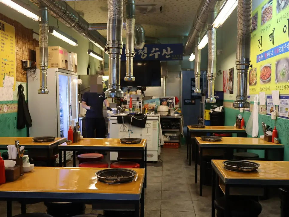 Retro pocha atmosphere inside Jinppaei