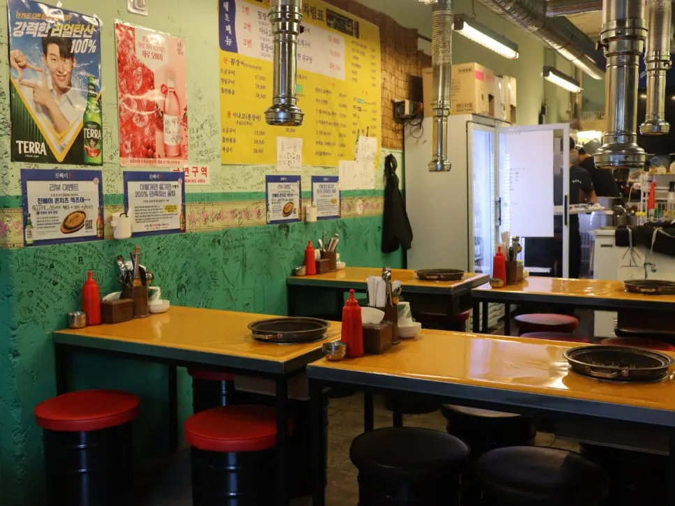 Jinppaei interior with diners
