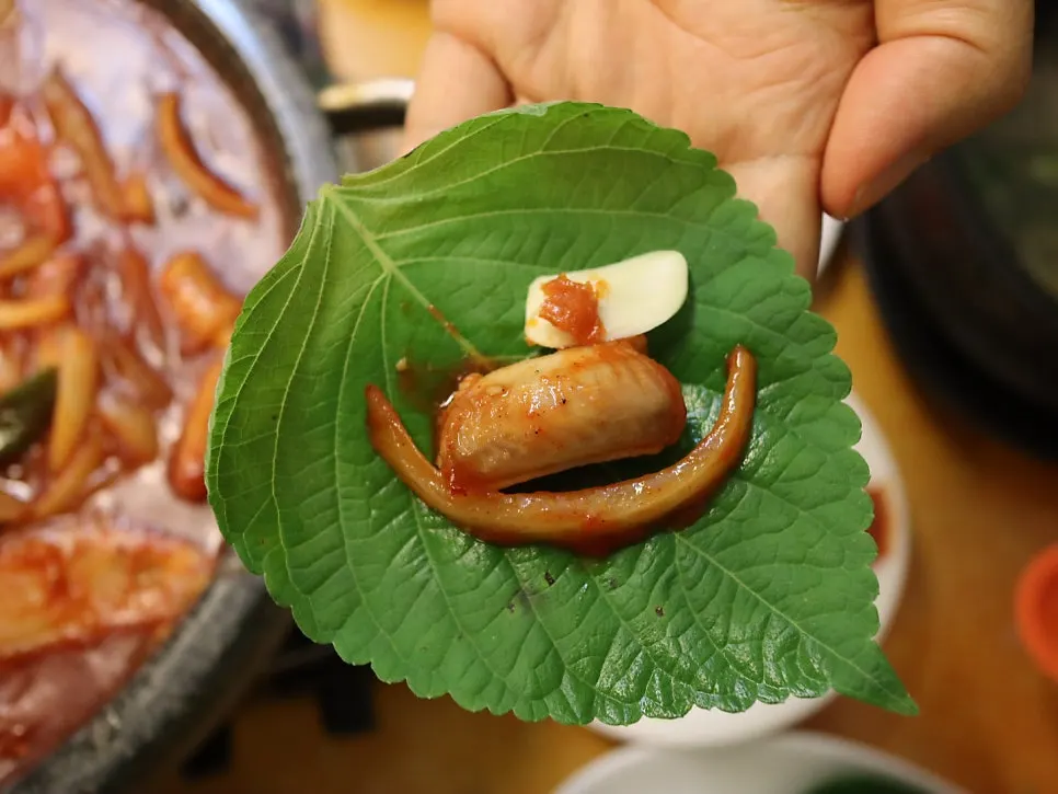 Warm stone-plate stir-fried hagfish