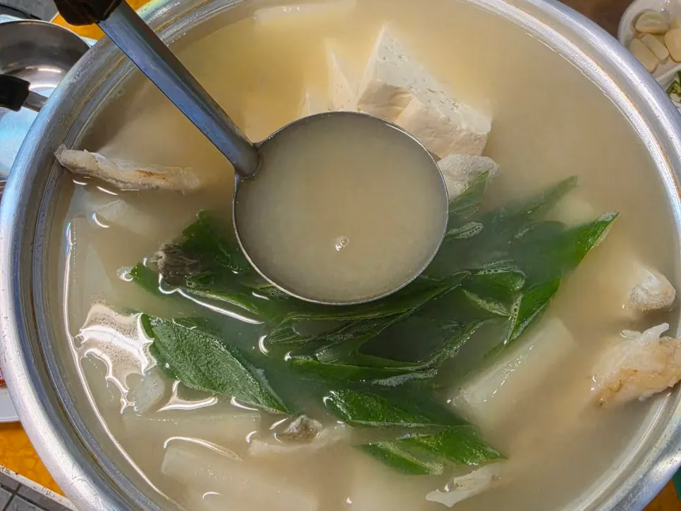 Hagfish with perilla leaves and aged kimchi