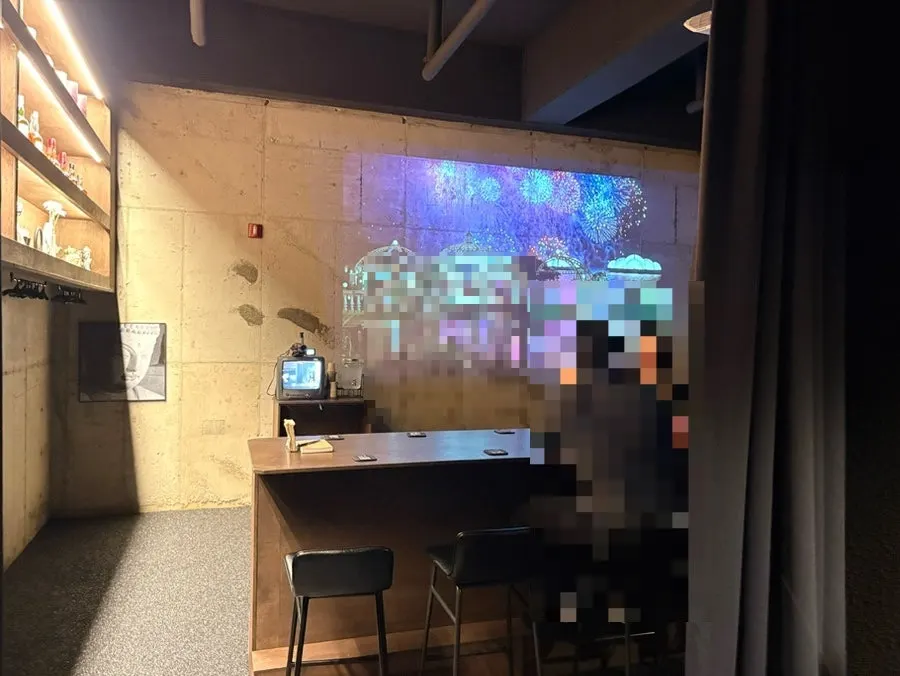 마주보는 테이블로 구성된 내부 좌석