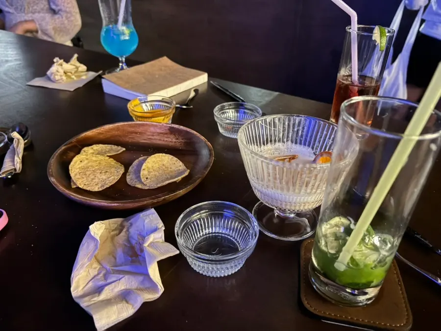 수다 떨며 시간 보낸 테이블 풍경