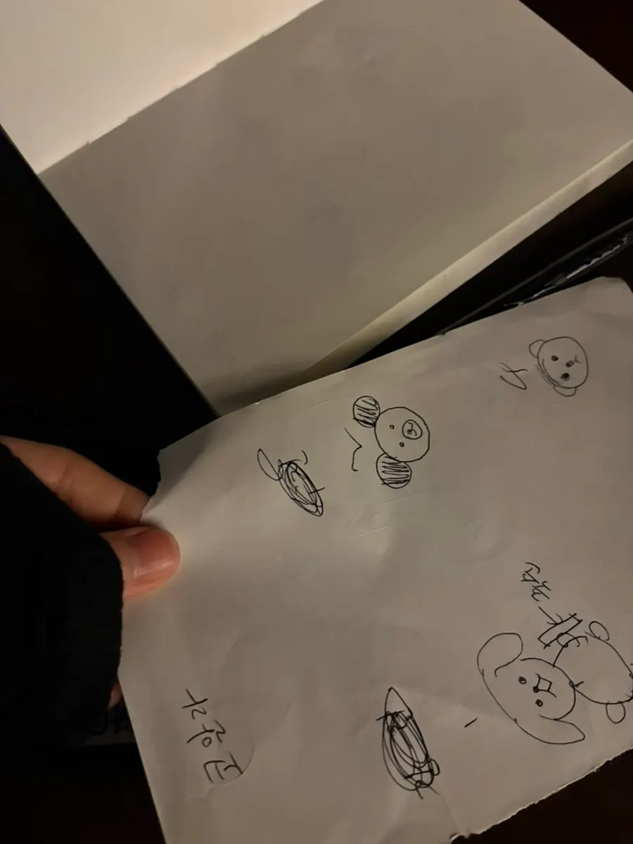 다양한 연령대 손님들이 있는 홀