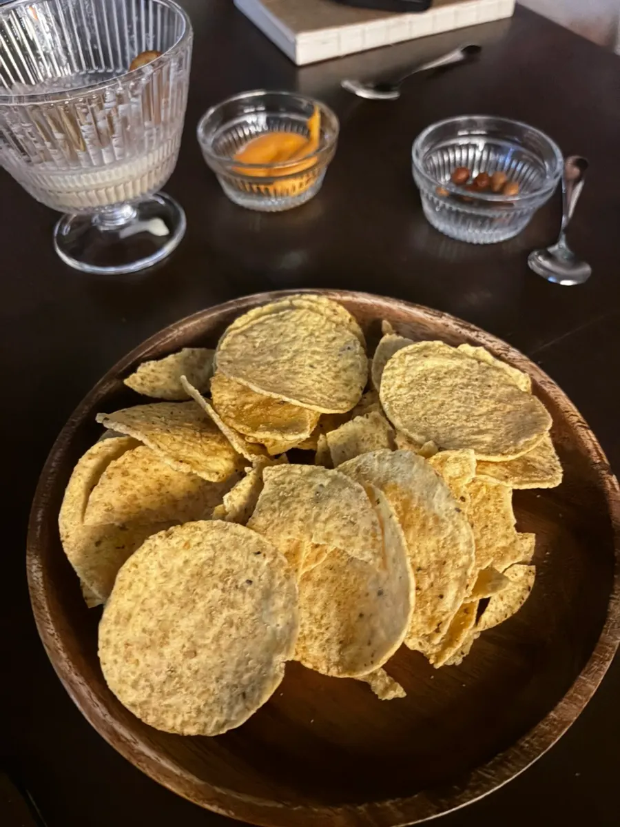 서비스로 받은 나초와 치즈