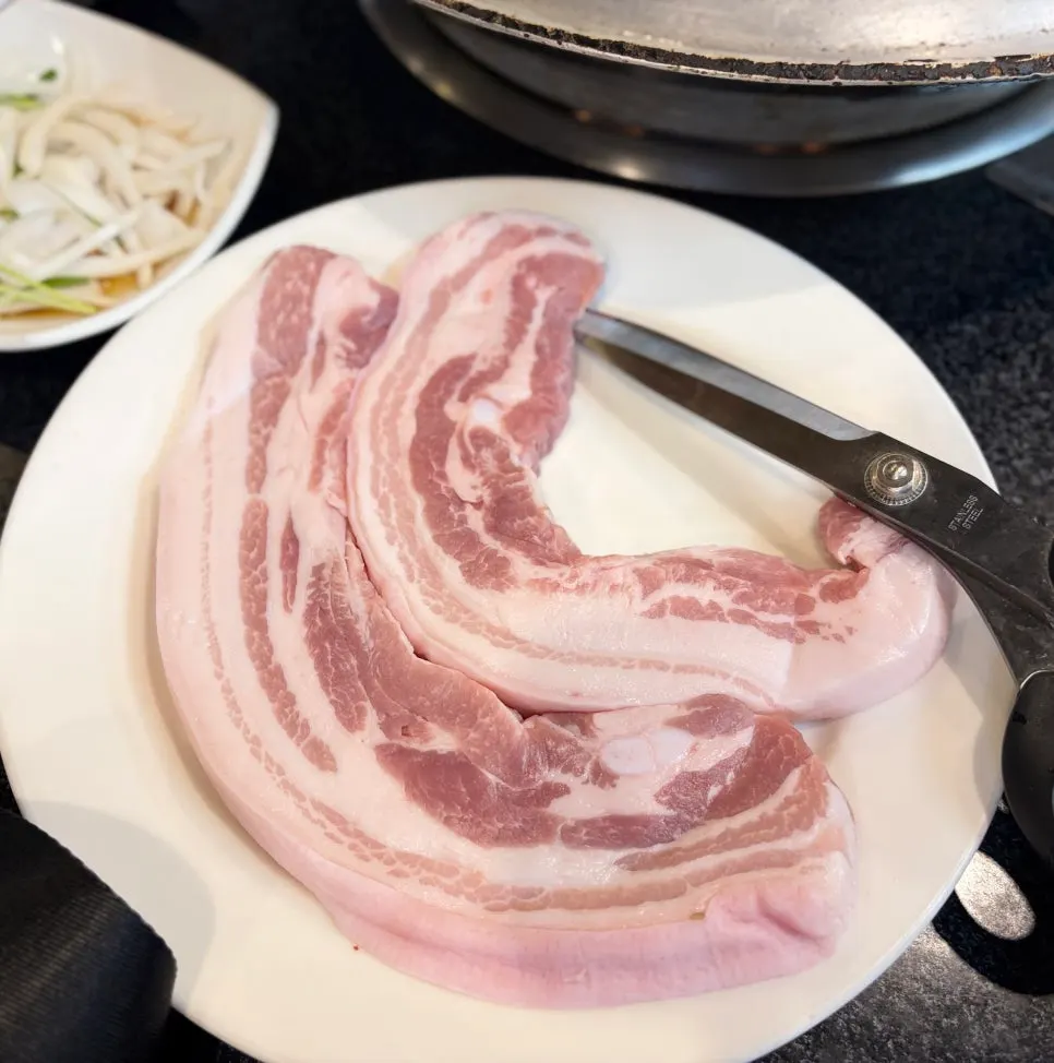 Cast-iron-lid pork belly with aged kimchi at Jeonju House in Bongmyeong-dong, Daejeon