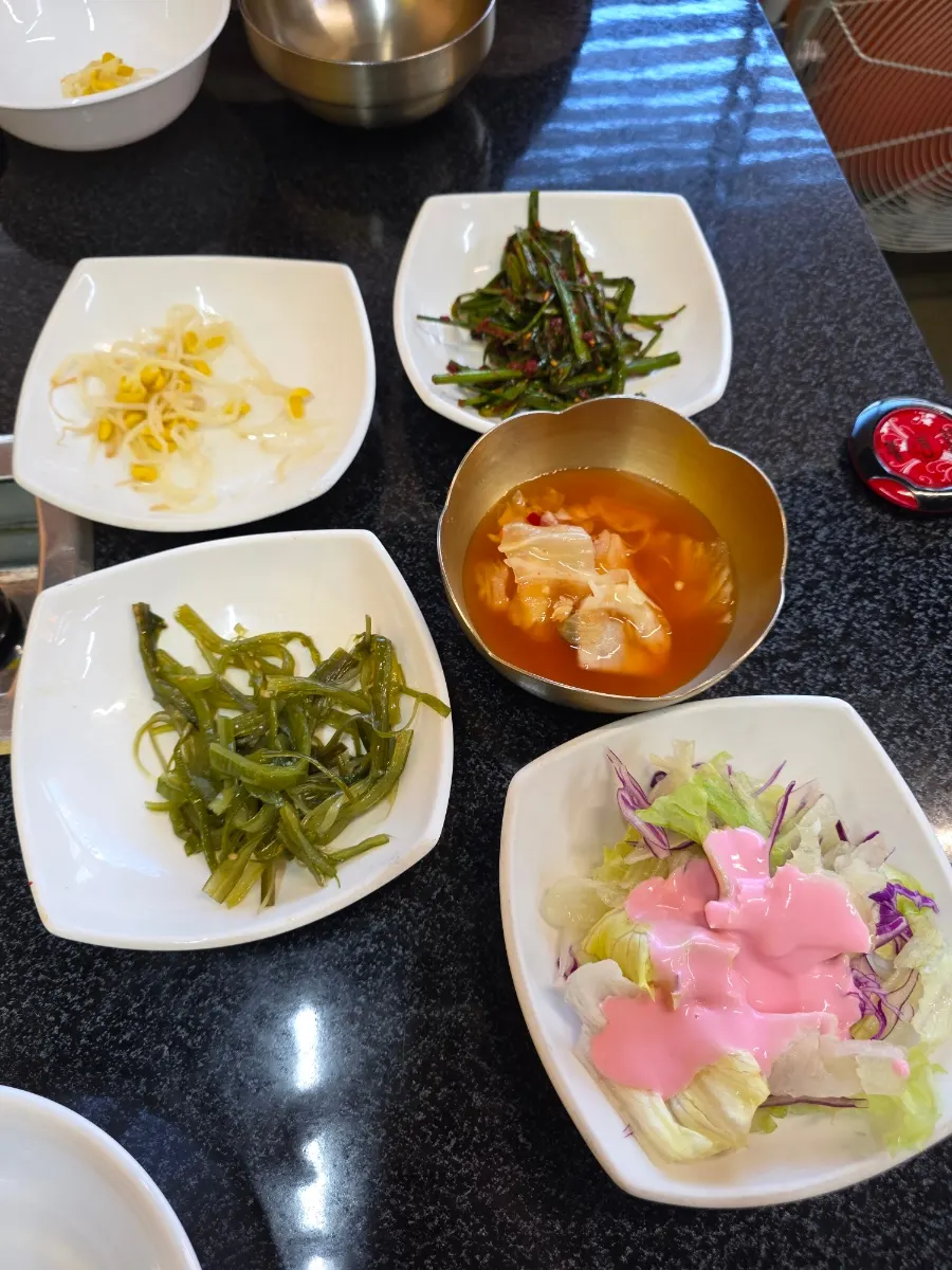 Side dishes before the galbi kimchi jjigae meal