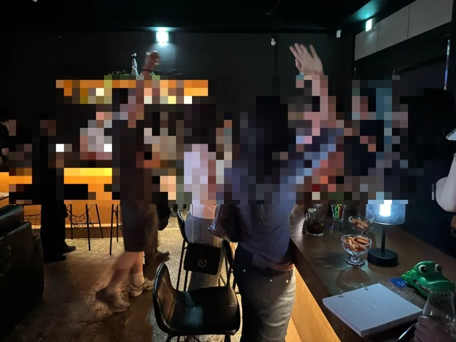 Guests moving with their drinks during the seat rotation