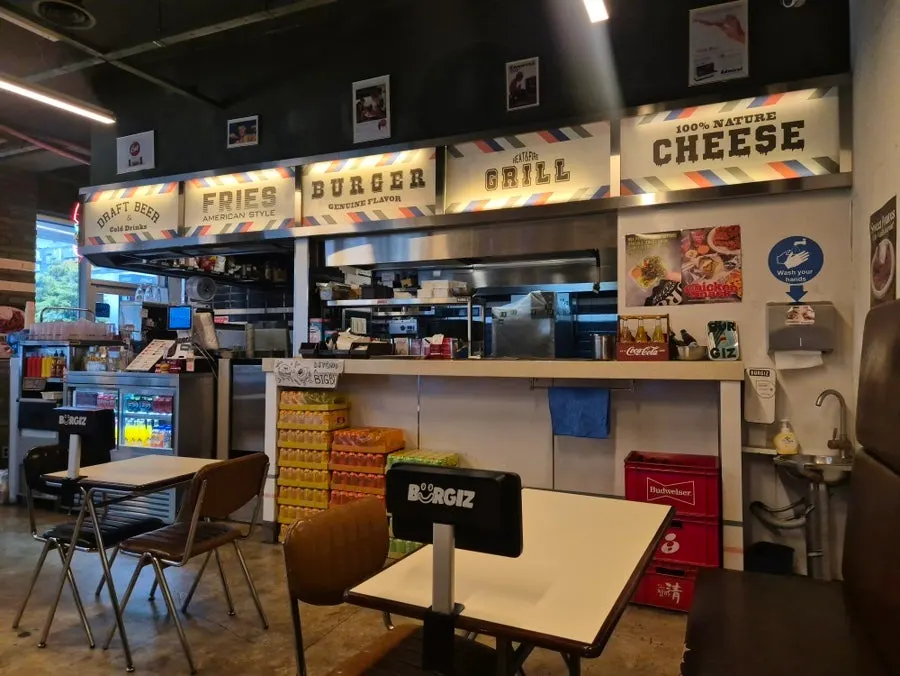 以双人座为主的店内座位