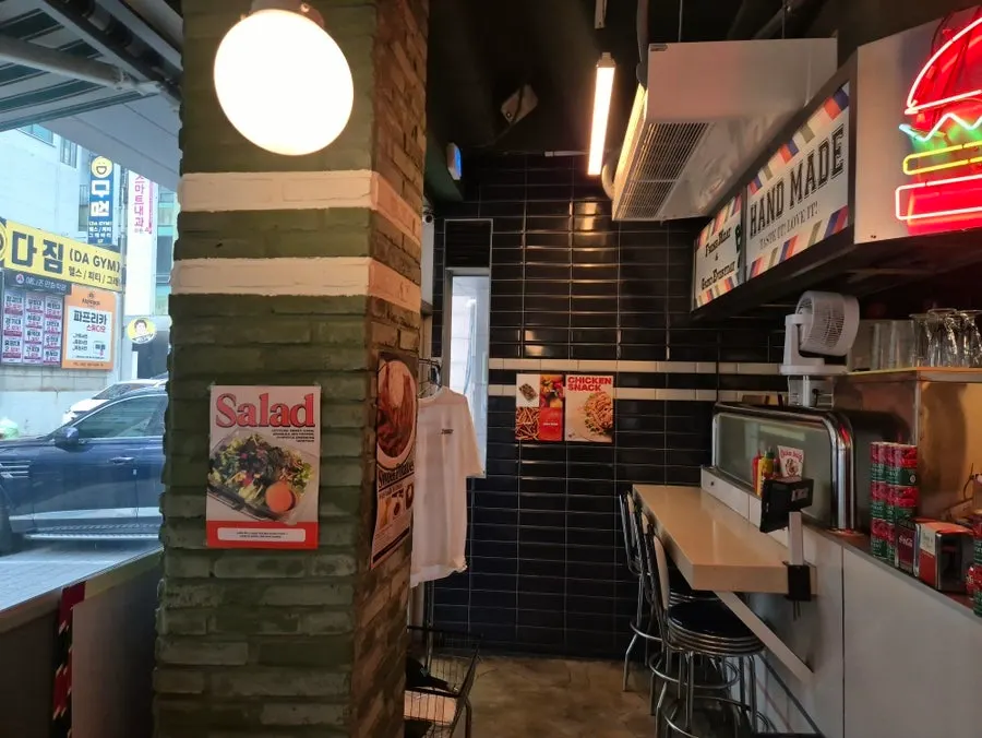 布置温馨的店内座位