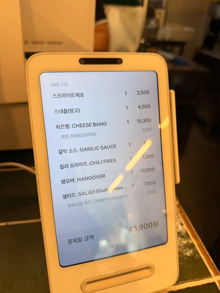 소스 셀프바와 세면대가 있는 매장
