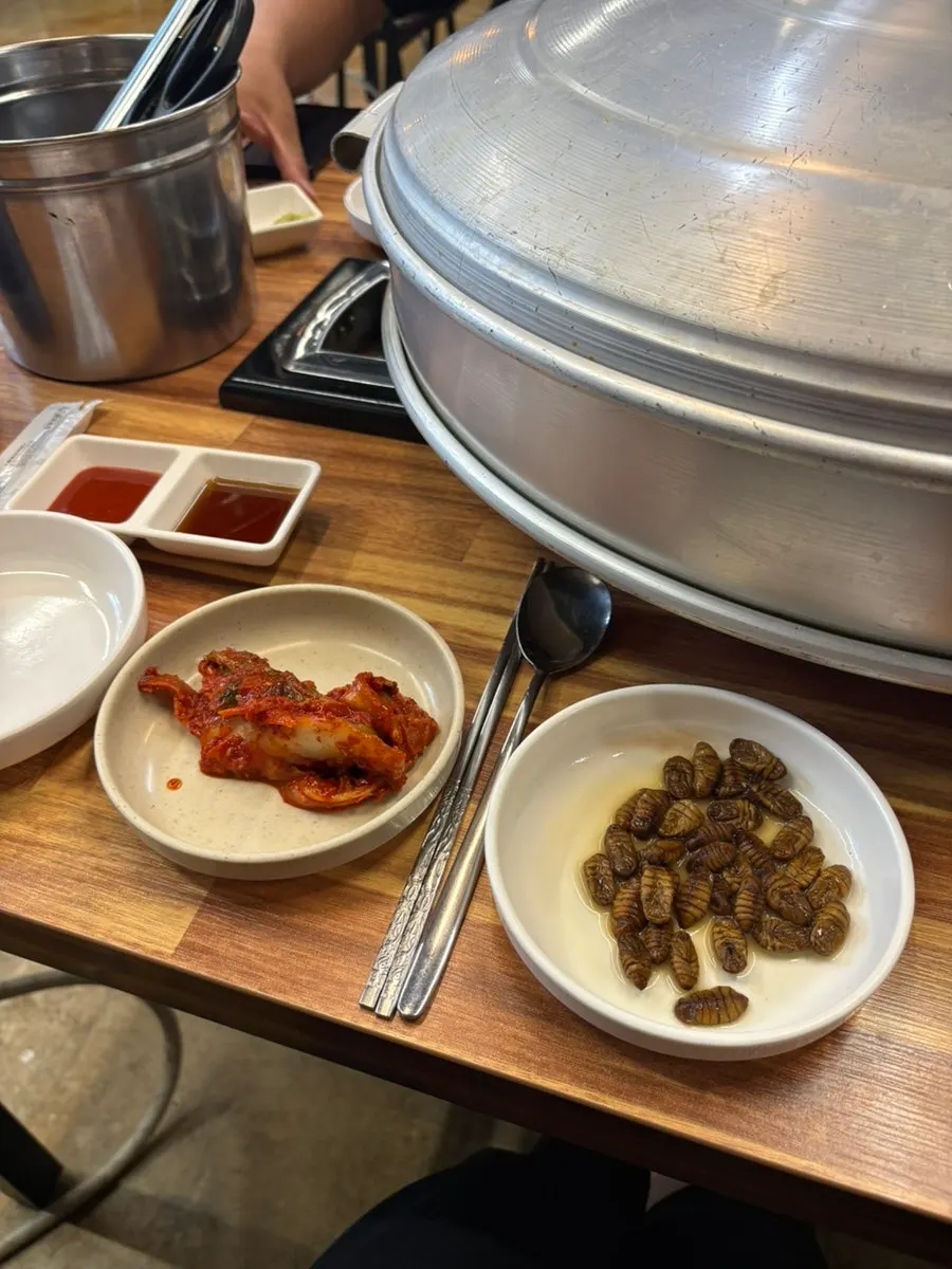 A table-covering 2-person clam hot pot in its pot