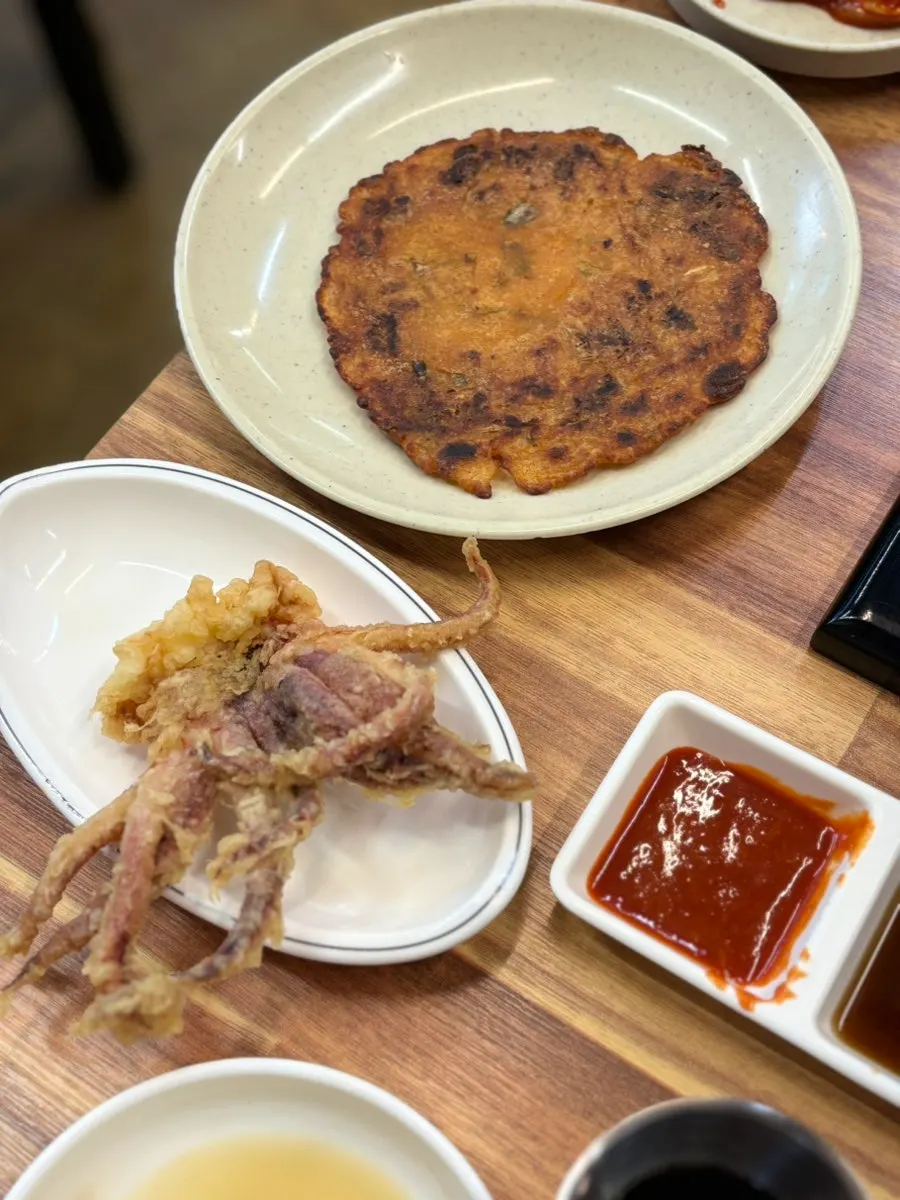 The basic table setting served alongside the clam hot pot