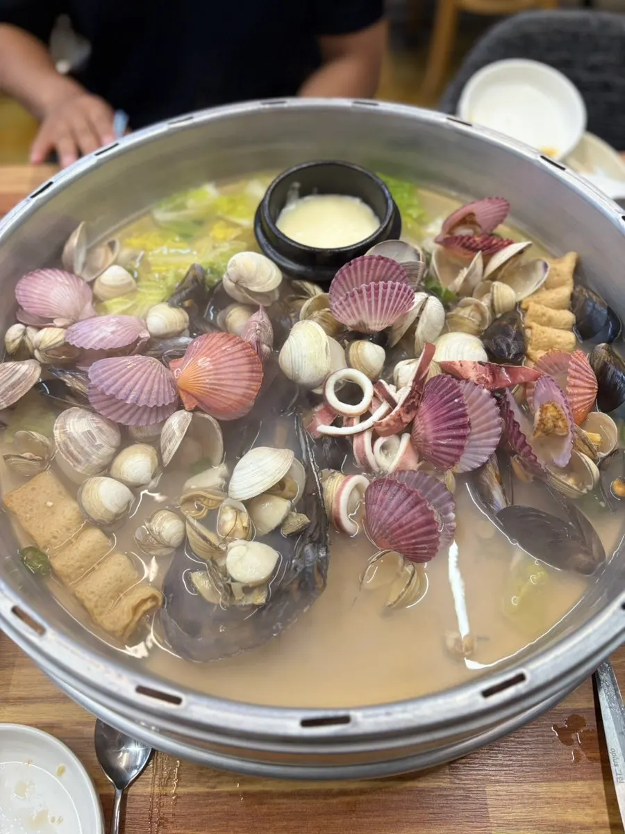 Seafood filling the large clam hot pot