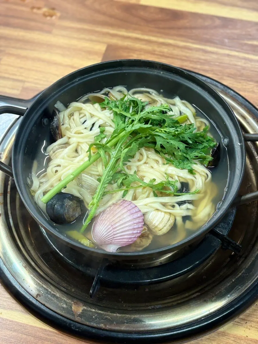 Aerial shot of the fully prepped clam hot pot