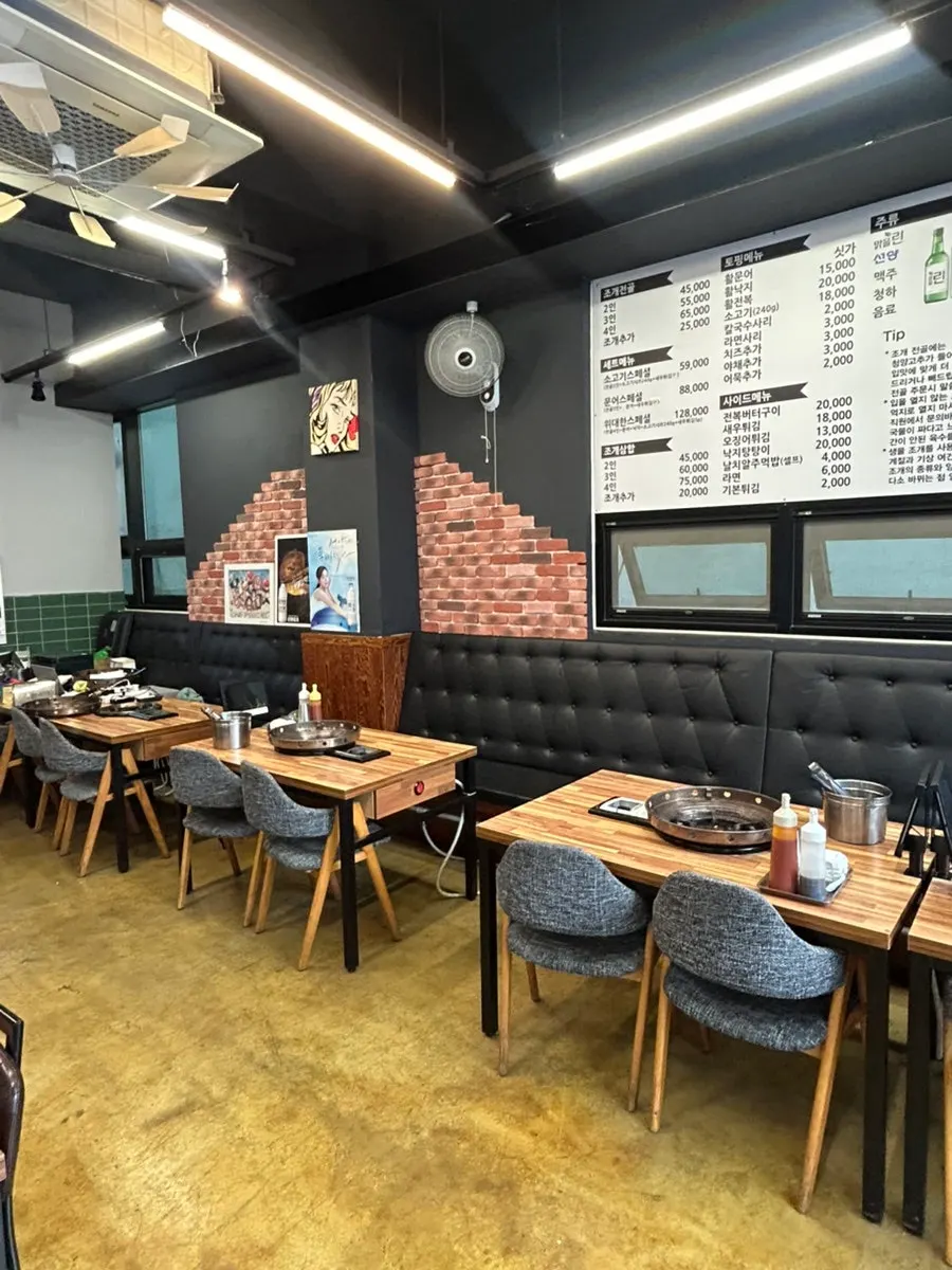 Spacious interior of Widaehan Jogae Jeongol