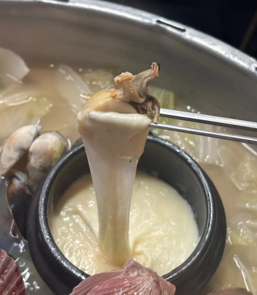 Widaehan Jogae Jeongol's signature clam hotpot