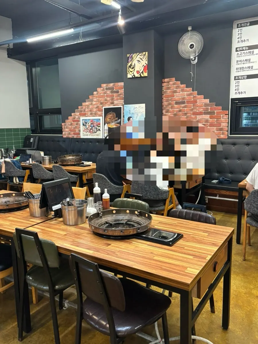 Interior seating at Widaehan Jogae Jeongol, mostly 4-person tables