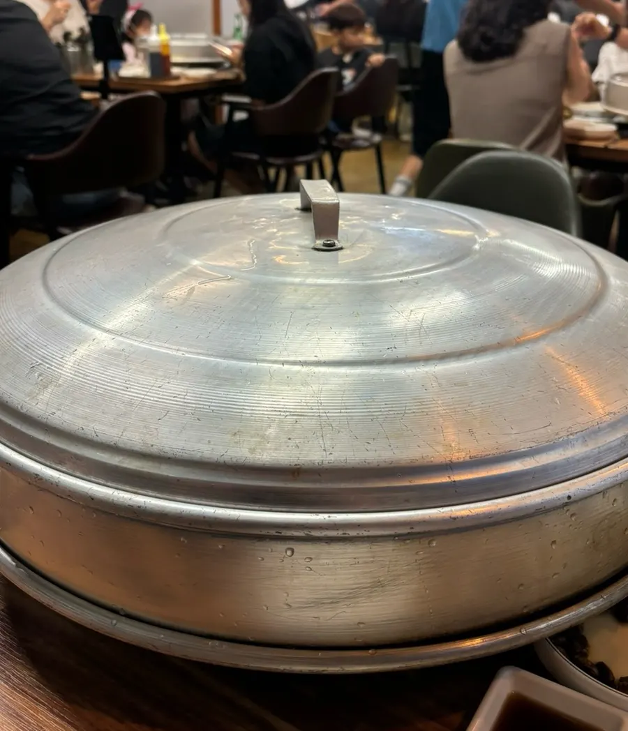 The large covered clam hotpot pot
