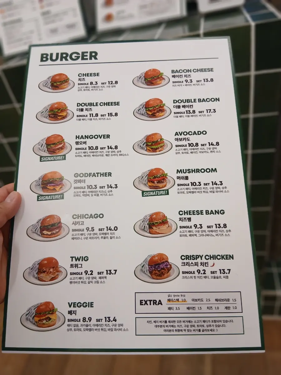 해쉬브라운과 반숙 계란이 올라간 행오버 버거