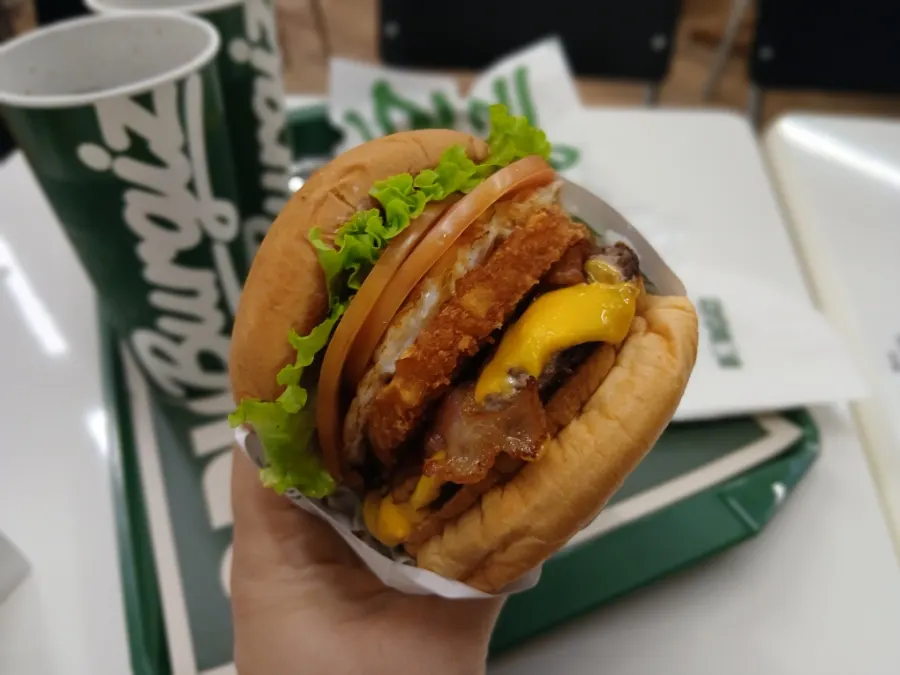 행오버 세트와 머쉬룸 세트를 함께 놓은 테이블