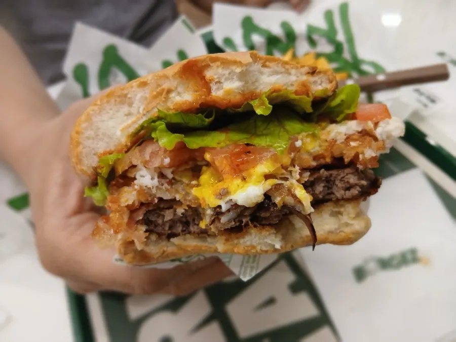 두 사람이 나눠 먹는 수제버거 두 세트