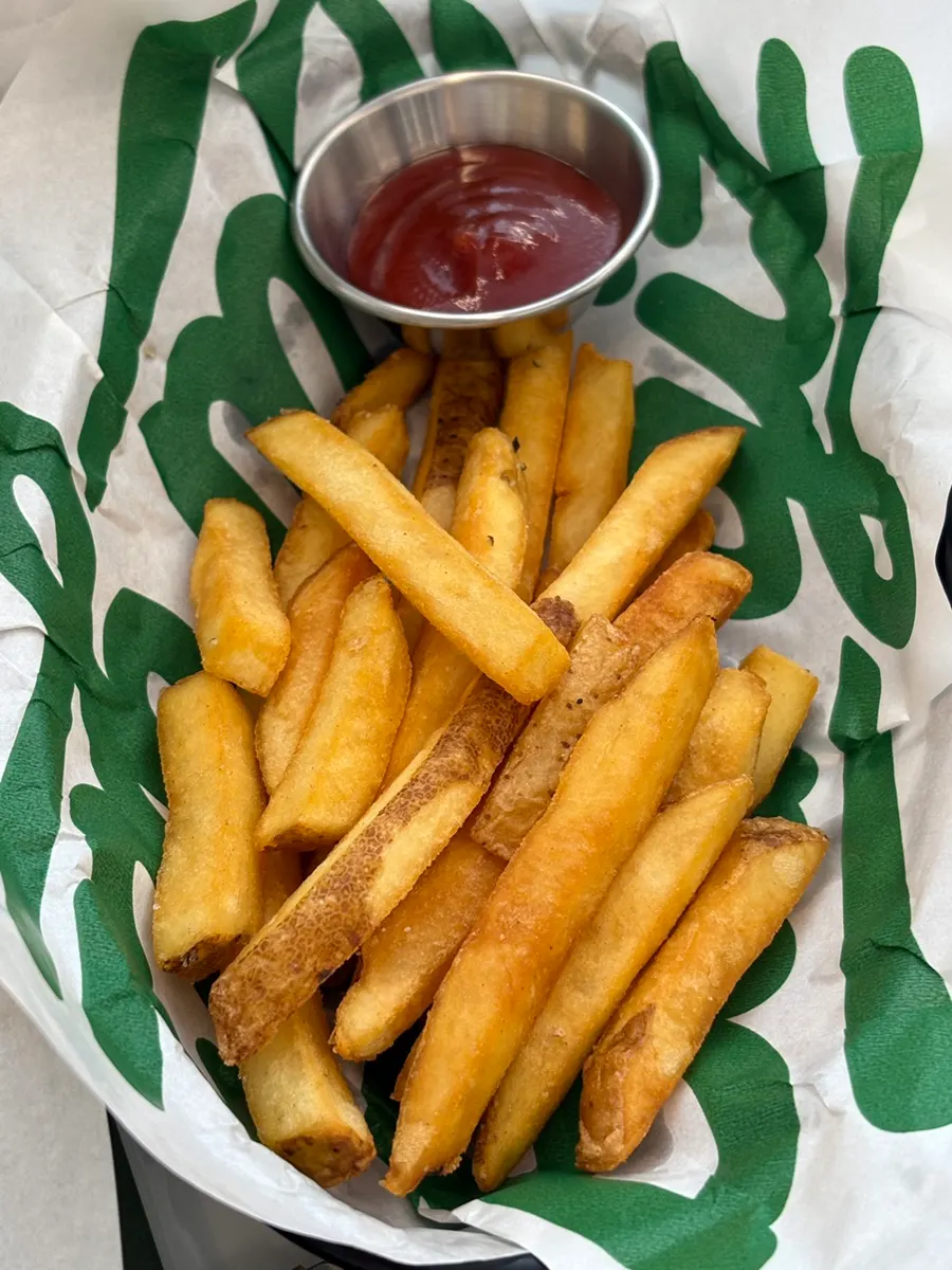 Freshly fried fries from Burgiz