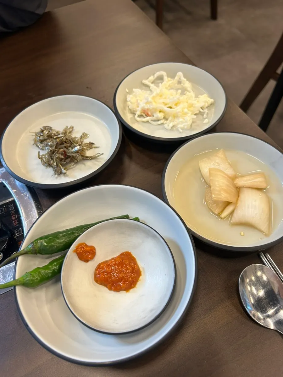 뚜껑을 연 압력솥 묵은지 뼈찜 소자