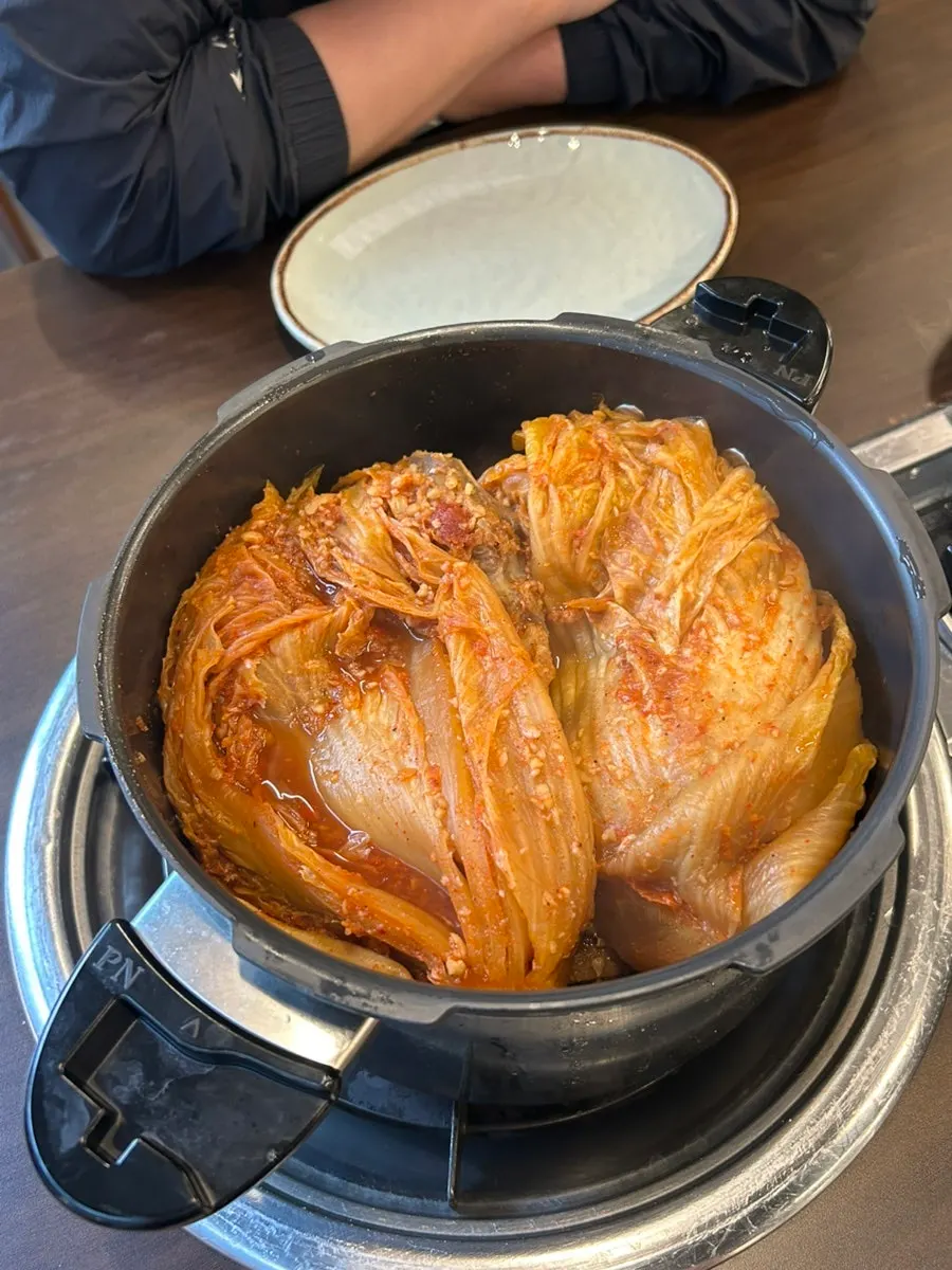 큼직한 묵은지와 등뼈가 가득한 뼈찜