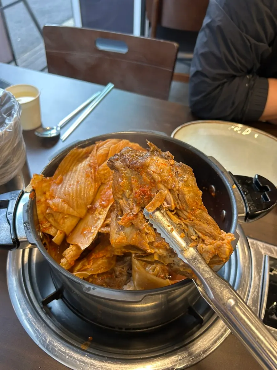 집어 올린 큼직한 등뼈 살코기
