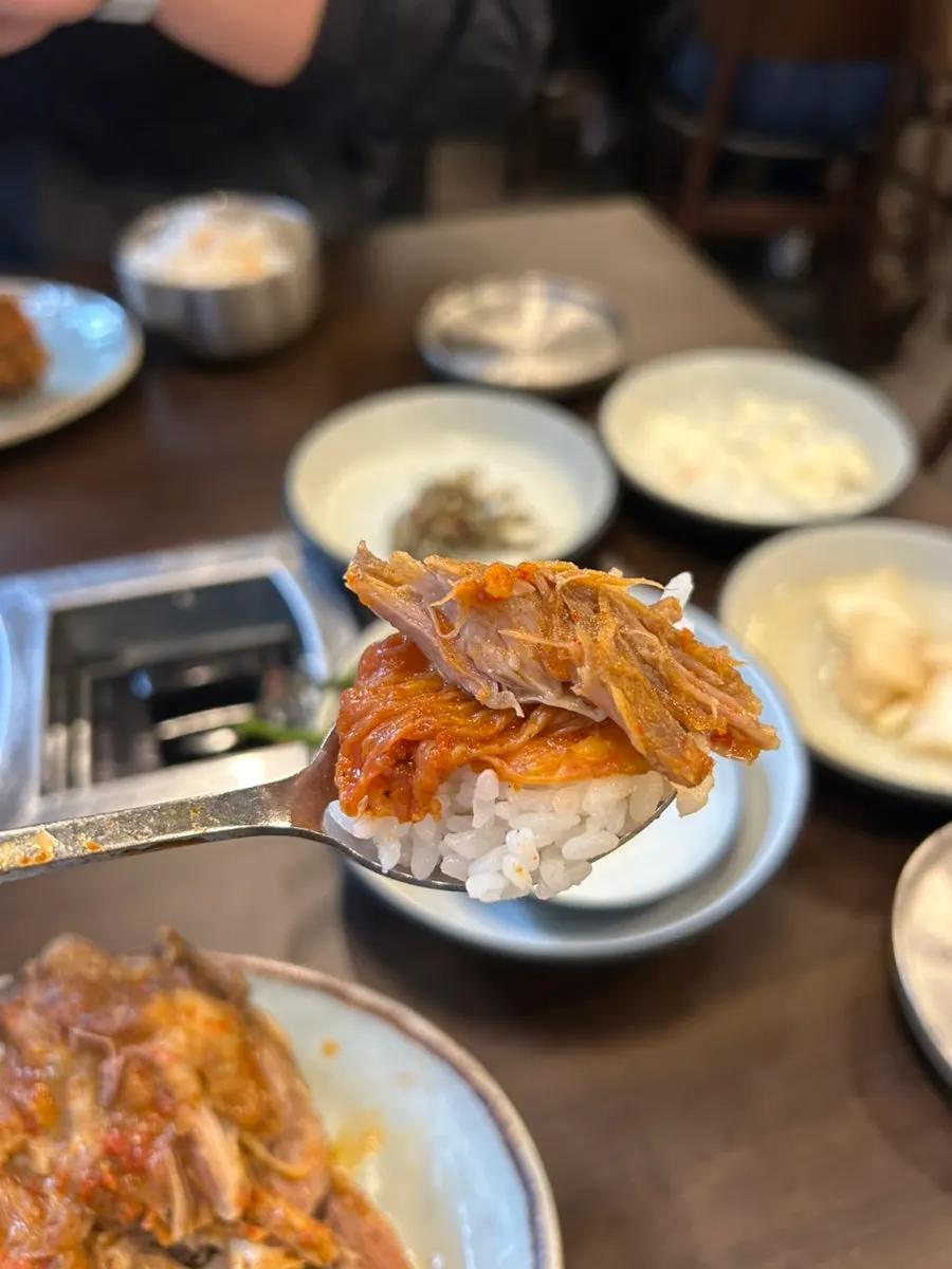 묵은지에 고기를 올린 한 쌈