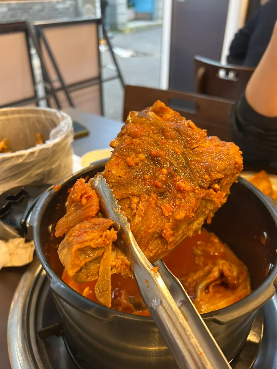 김치와 고기를 밥 위에 올린 접시